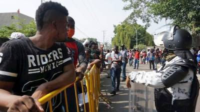 Migrantes en su mayoría de origen haitianos y cubanos, hacen fila en busca de regularizar su situación migratoria este viernes, en las instalaciones del Instituto Nacional de Migración (INM), en la ciudad de Tapachula en el estado de Chiapas (México). EFE/Juan Manuel Blanco