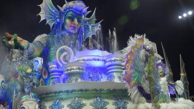 Con su habitual esplendor, las escuelas de samba inauguraron con un majestuoso desfile el carnaval de Rio de Janeiro, el mayor espectáculo del mundo, con un llamado por la preservación del medioambiente de los pueblos indígenas y de la cultura en Brasil.