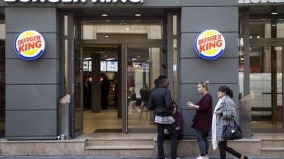 El cambio solo está disponible en 400 de los 7,346 establecimientos en Estados Unidos, Burger King dijo que ya ha comenzado a implantar esta medida Francia, Suecia y España y que planea expandir la práctica a todos sus restaurantes antes de que finalice el año.