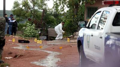 Con pistolas nueve milímetros, ametralladoras, fusiles AK-47 y fusiles M-16 fueron asesinados los tres hombres.