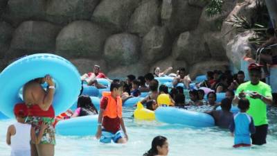 El parque acuático Zizima reporta desde el jueves más de 5,000 personas.
