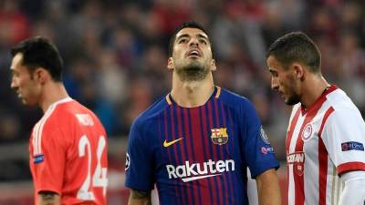 Barcelona's Uruguayan forward Luis Suarez (C) reacts after missing to score during the UEFA Champions League group D football match between FC Barcelona and Olympiakos FC at the Karaiskakis stadium in Piraeus near Athens on October 31, 2017. / AFP PHOTO / LOUISA GOULIAMAKI