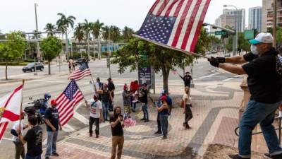 Manifestantes exigen la reapertura de Florida tras la pérdida de miles de empleos por la pandemia de coronavirus./AFP.