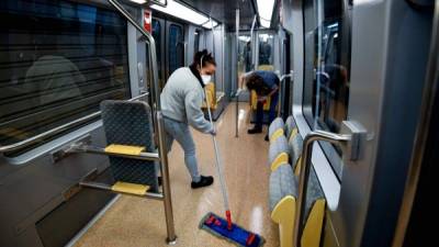 Trabajadoras de limpieza desinfectan el metro de Nueva York para evitar propagación del coronavirus./AFP.