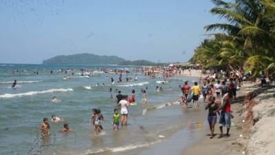 Todos los fines de semanas llegan turistas a las playas.