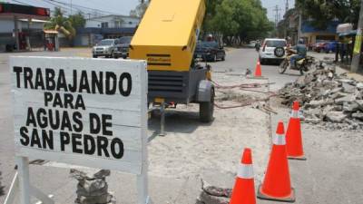 La compañía Aguas de San Pedro está trabajando en la reparación de tubería en la zona . Foto: José Cantarero
