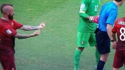 Raul Meireles es acusado de realizar un gesto despectivo al árbitro en el partido contra Alemania.