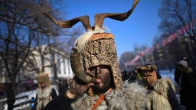 Un bailarín con una máscara de Italia participa en el Festival Internacional de Juegos de Mascarada 'Surva' en la ciudad de Pernik, a unos 30 kilómetros de Sofía, Bulgaria. EFE