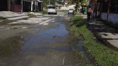 El pavimento de las calles está completamente deteriorado.