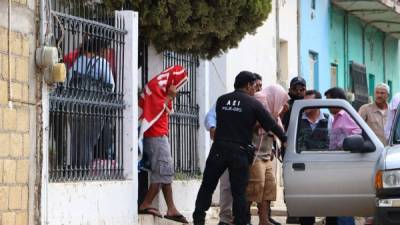 Policías ministeriales del municipio de Arcelia, estado de Guerrero, conducen 21 personas que habían sido secuestradas por un grupo criminal, la mayoría de ellas al ser interceptadas durante una caravana en que se dirigían a una boda, liberadas en la madrugada del viernes.