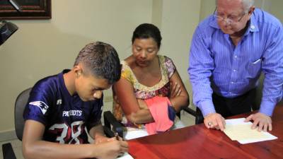 Momento en el representantes de la financiera entregaba el donativo a la familia.