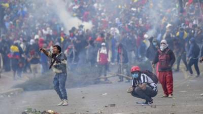 La tensión aumenta este miércoles en Ecuador con una masiva manifestación lideradas por los indígenas en Quito contra el alza de combustible, que ha derivado en violentos choques entre policías y manifestantes.