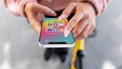 Los desarrolladores que quieran sacar partido a los cambios deberán ser aprobados por Apple y pagarle a la compañía de la manzana una “tarifa de tecnología básica”, que cobrará 50 céntimos de euro (unos 0,55 dólares) por instalación una vez que una aplicación alcance 1 millón de descargas al año.