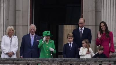 La reina Isabel regresó al palco del palacio de Buckingham para cerrar las celebraciones del Jubileo de Platino junto a su hijo, y los duques de Cambridge con su familia, el futuro de la monarquía.