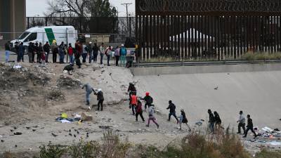 Cientos de migrantes cruzan a diario la frontera sur de Estados Unidos para solicitar asilo.