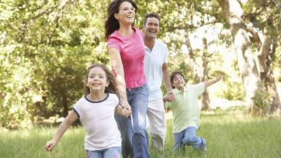Inculcar valores morales es otra clave de la felicidad en familia.