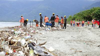 Durante todo el 2021 cuadrillas de limpieza recolectaron miles de toneladas de desechos procedentes de Guatemala.