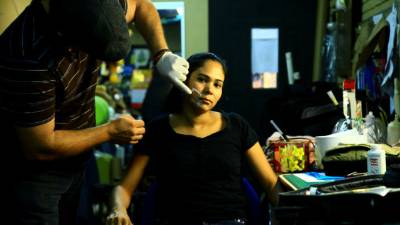 Para transformar a una persona en un zombi descarnándose usa no solamente pinturas, sino también productos comestibles como gelatina y sirope de chocolate.