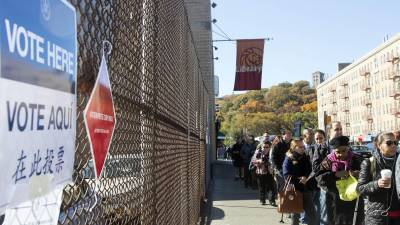 Expertos indican que los latinos apoyarán más a candidatos demócratas al Congreso, aunque en ciertos lugares la balanza se incline por candidatos latinos republicanos.