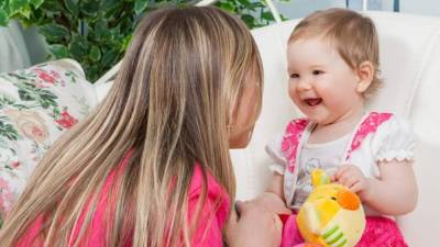 Leer, jugar y platicar en otro idioma con el bebé es fundamental para el aprendizaje de una segunda lengua.