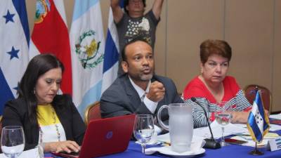 José Galdames, ministro de MiAmbiente y presidente de la CCAD, junto con algunos representantes del Consejo de Ministros en su reunión extraordinaria. Foto: Jorge Monzón.