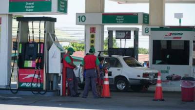 Clientes cargan combustible en una gasolinera de San Pedro Sula.