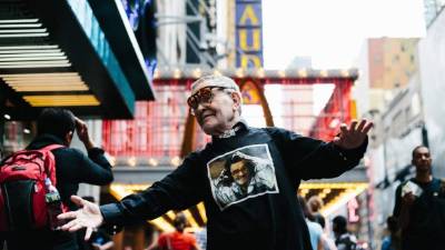 El guionista y director español Fernando Arrabal es fotografiado en una calle de Nueva York. EFE