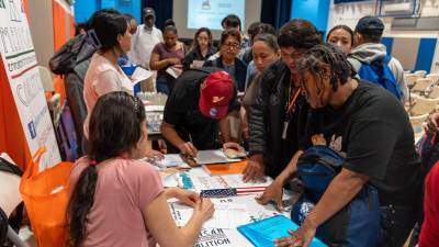 Inmigrantes hispanos recién llegados a Nueva York escucharon respuestas y orientaciones durante un taller de asesoría legal realizado en Manhattan.