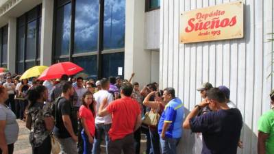 Los ahorrantes de Banco Continental tuvieron casi un mes para sacar sus depósitos a través de otros bancos.
