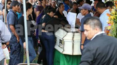 Ángela Marina Lobo fue sepultada esta tarde en el cementerio Amor Eterno en la capital hondureña.