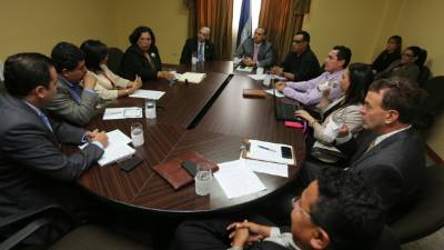 Los representantes de la APJ en la reunión con los fiscales generales, Óscar Chinchilla, y Rigoberto Cuéllar.