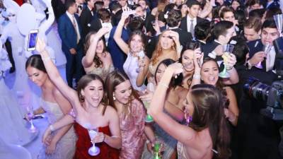 Las jovencitas bailaron y disfrutaron su última noche como compañeros de clases.