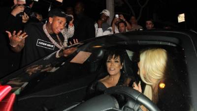 Tyga al momento de regalar un Ferrari a su novia Kylie Jenner.