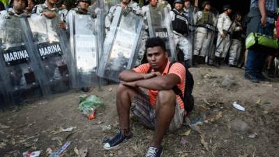 Cientos de migrantes fueron reprimidos por la Guardia Nacional para que regresaran a Guatemala, otros fueron detenidos. Fotos: AFP
