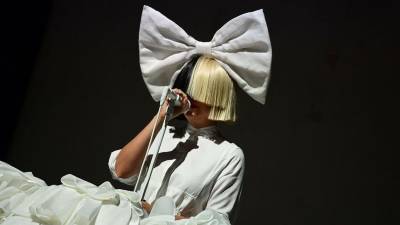 Sia no ha revelado cuándo recibió exactamente el diagnóstico, así que no está claro si fue antes o después de una de las peores polémicas de su carrera: su película ‘Music’ de 2021.