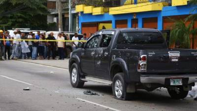 El administrador de penal, Hugo Hernández, manejaba el carro que fue atacado por sicarios que se bajaron de otro vehículo doble cabina color blanco, y con fusiles dispararon en pleno bulevar; tenían como objetivo matar al reo Cristian Hernández, según la Policía.