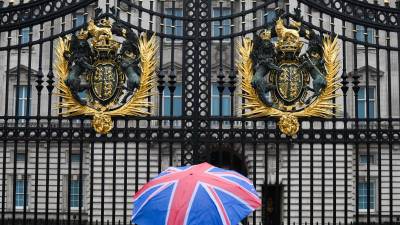 Decenas de personas se congregan frente al Palacio de Buckingham a la espera de noticias sobre la reina Isabel II.