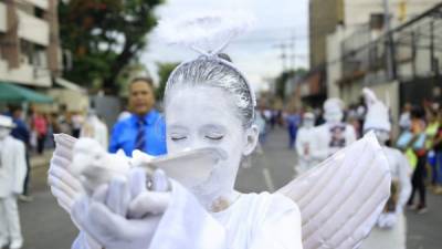 Una niña desfila como ángel en San Pedro Sula durante los desfiles del 15 de septiembre conmemorando el 197 aniversario de Independencia.