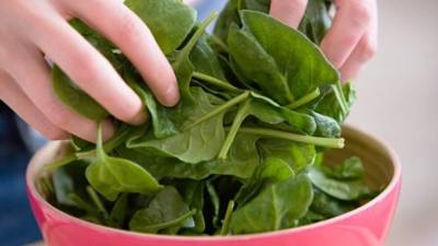 Las verduras se contaminan mas fácil, así que debe de verificar que lo que consume.