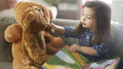 Entre 2 y 3 años es generalmente la edad en la que los niños comienzan a tener amigos imaginarios y esta suele finalizar entre los 7 y 8 años.