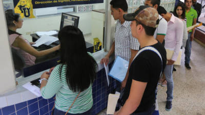 Los alumnos de primer ingreso empezaron ayer a entregar sus documentos.