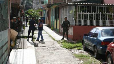 En un solar entre varias casas fue encontrado el cadáver de un hombre.