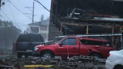 NEW ORLEANS, LOUISIANA - AUGUST 29: Vehicles are damaged after the front of a building collapsed during Hurricane Ida on August 29, 2021 in New Orleans, Louisiana. Ida made landfall earlier today southwest of New Orleans. Scott Olson/Getty Images/AFP (Photo by SCOTT OLSON / GETTY IMAGES NORTH AMERICA / Getty Images via AFP)
