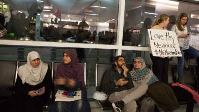 Viajeros musulmanes permanecen detenidos en el aeropuerto de la ciudad de Dallas, Texas (EUA).