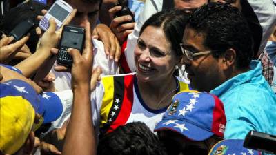 La dirigente de oposición y diputada nacional Maria Corina Machado (c) participa en una manifestación contra el Gobierno del presidente de Nicolás Maduro. EFE/Archivo
