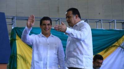 Benito Wilfredo Zelaya Herrera -izquierda- fue electo como nuevo comisionado de Transparencia de San Pedro Sula. En la foto junto al alcalde Armando Calidonio.