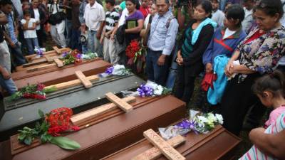 Madres, abuelos, familiares, amigos y vecinos acudieron ayer al cementerio de la aldea Montecillos a acompañar a los pequeños en su última morada.