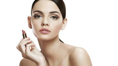 Cuide adecudamente sus labios para evitar que luzcan deshidratados.