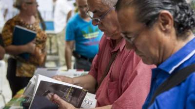 Un grupo de personas observan unos libros durante los actos por el Día Internacional del Libro hoy, miércoles 23 de abril del 2014, en la Plaza Bolívar de Caracas (Venezuela).