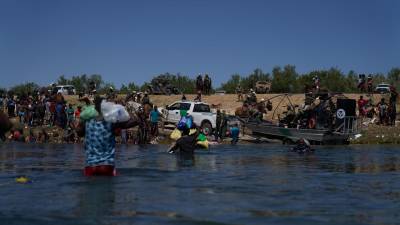 Vista de migrantes intentando cruza el Río Grande para entrar a EE.UU.
